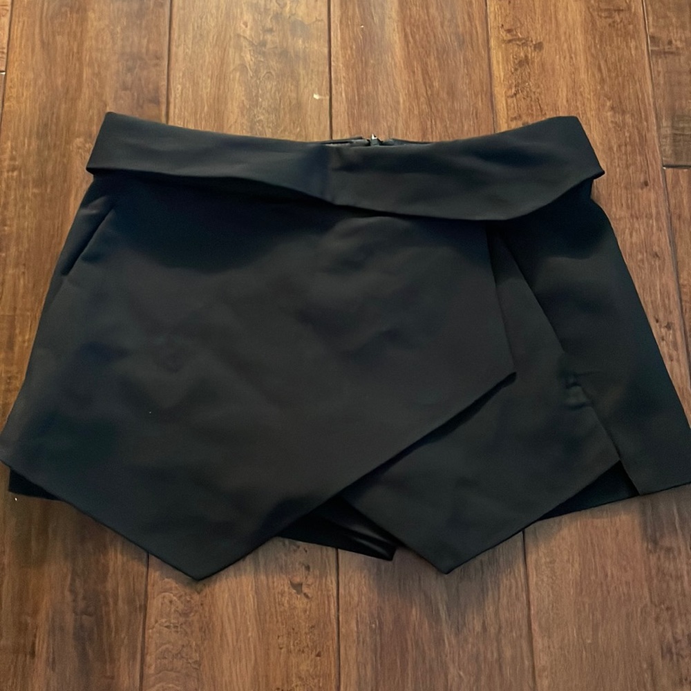 Zara black skort in women’s xs, front is crossover